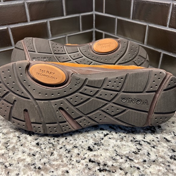 Vionic slip-on clogs. Size 8.5, EUC! - Picture 9 of 9